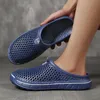 Frauen Heißer Verkauf Marke Clogs Männer Hausschuhe Casual Schuhe EVA Leichte Sandalen Unisex Bunte Schuhe für Männer Sommer Strand