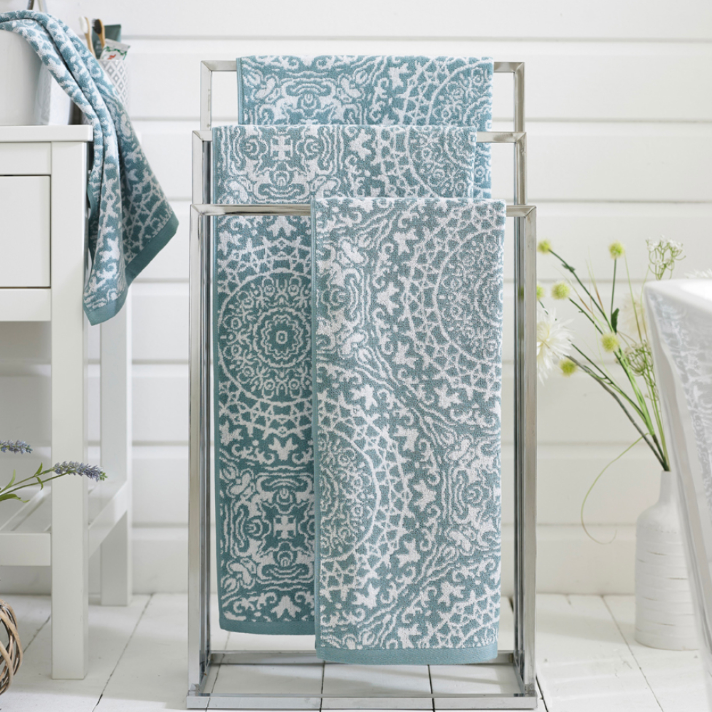 The Lyndon Company Extrasoft Jacquard 100% Cotton Lacy Connection 550gsm Towels Bath Towel Blue - Size 70 cm x 130 cm