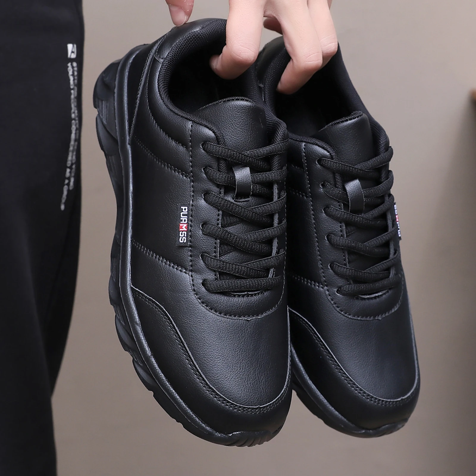 Scarpe da ginnastica da uomo Scarpe da corsa sportive morbide Nuove scarpe casual da uomo Solido Nero Bianco Calzature da passeggio Fitness da jogging Scarpe da uomo