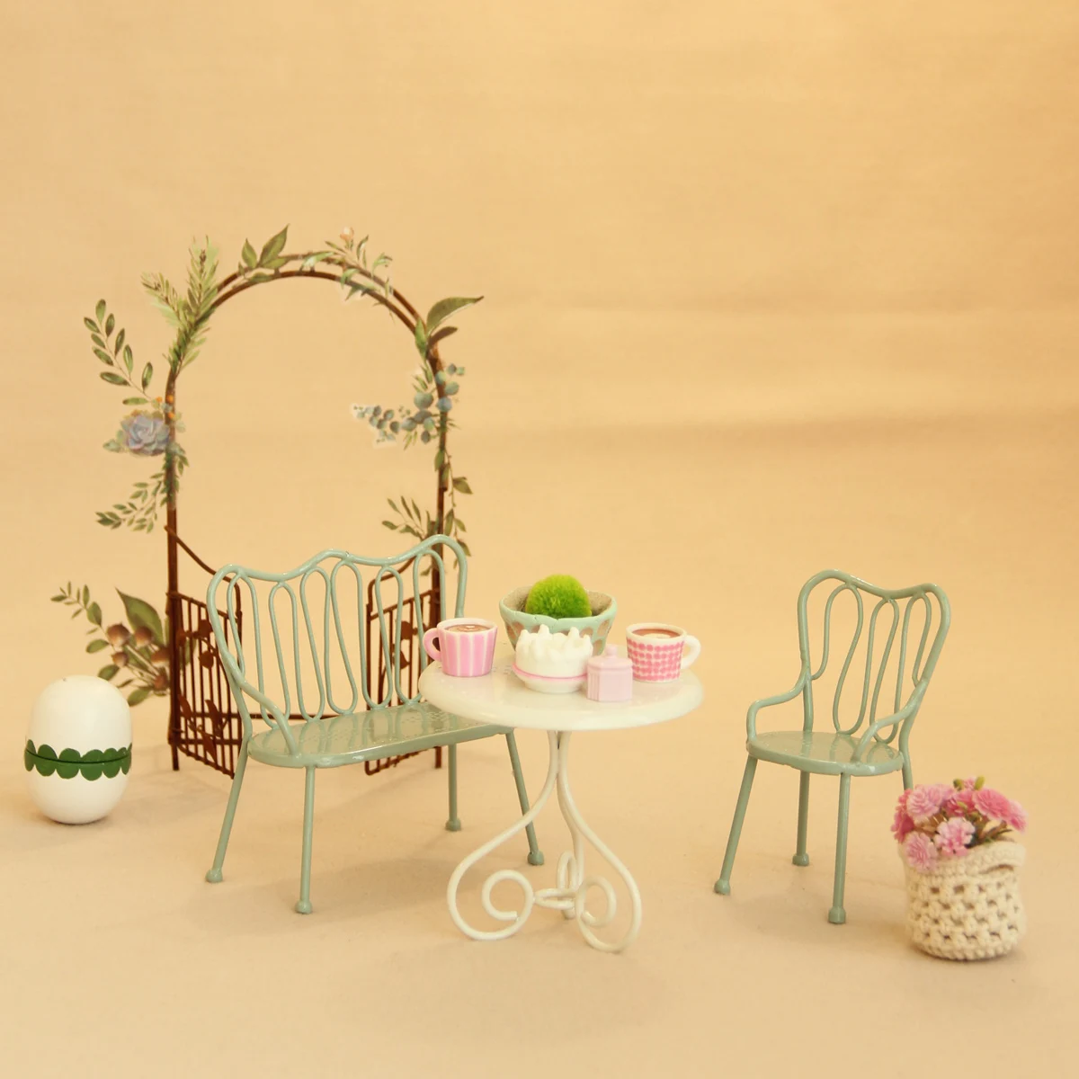 1:12 Miniatur Realistische Möbel Schmiedeeiserner Gartenstuhl-Set aus drei Teilen (2 Farben erhältlich) Geeignet für Mini-Hausdekoration