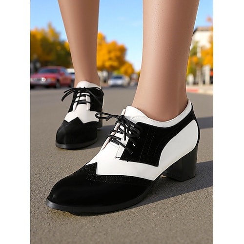 Scarpe col tacco oxford bicolore da donna, verdi e bianche, con dettagli brogue – scarpe eleganti stringate vintage anni '50 per l'uso quotidiano, outfit primaverili e look di ispirazione retrò