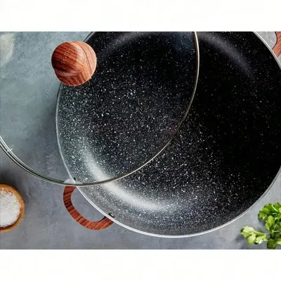 4.4 quart black pot with glass lid