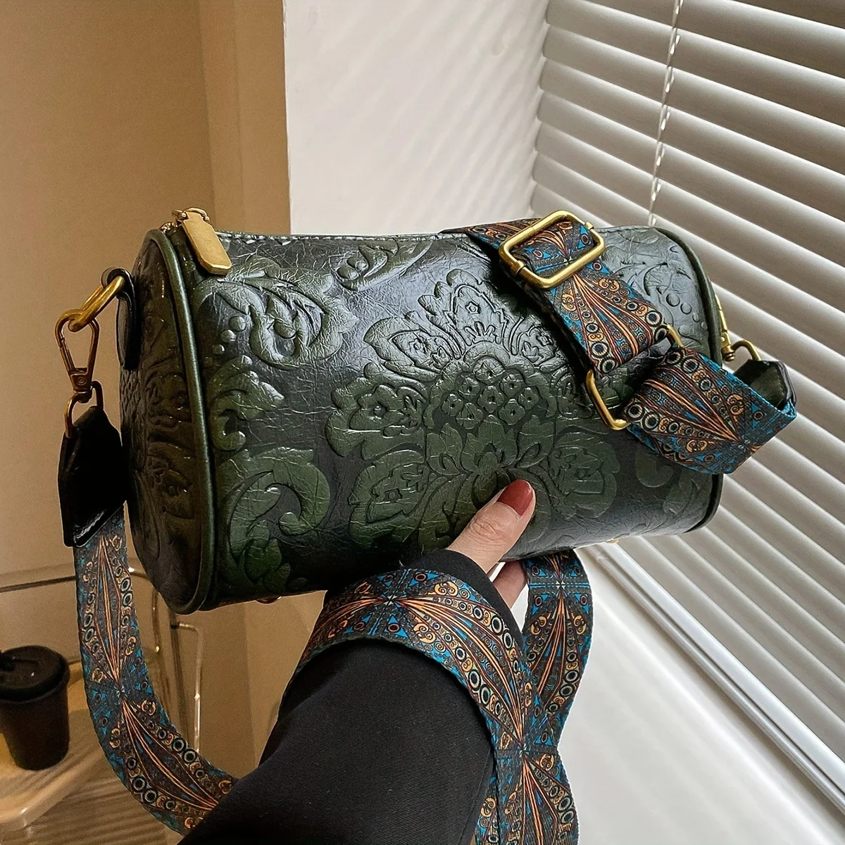 Retro-Umhängetasche aus geprägtem Blumenleder, klassische Zylinder-Umhängetasche für Damen, täglicher Gebrauch, Party-Arbeitsgeschenke Image