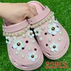 22 Stück luxuriöse Perlen Sandalen Schuh Charms für Mädchen Frauen Loch Schuh Slipper süße Sets weiße Blumen Dekoration Pack Zubehör