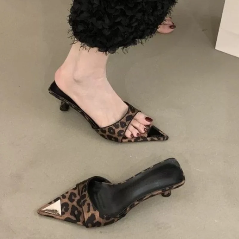 Schuhe, Hausschuhe, Damen, Sommer, mit Absatz, Pantoletten, spitze Zehen, niedrige Rutschen, Pantofle, hoch, dünn, weich, 2025, prägnante PU-Pumps, sexy Stoff, Rom