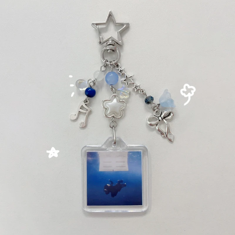 Handgefertigter Schlüsselanhänger „HIT ME HARD AND SOFT“ mit Perlen, blauer Y2k-Geschenkanhänger Image