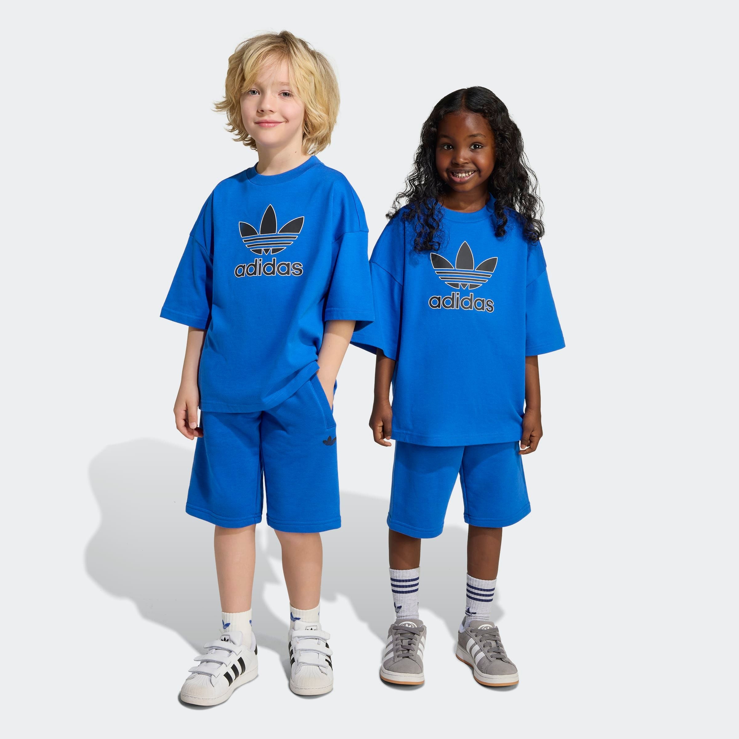 Trainingsanzug ADIDAS ORIGINALS "SHORT TEE SET", Kinder, Gr. 122, blau (blau, schwarz), Obermaterial: 100% Baumwolle. Obermaterial Hose: 70% Baumwolle, 30% Polyester, Sportanzüge Image