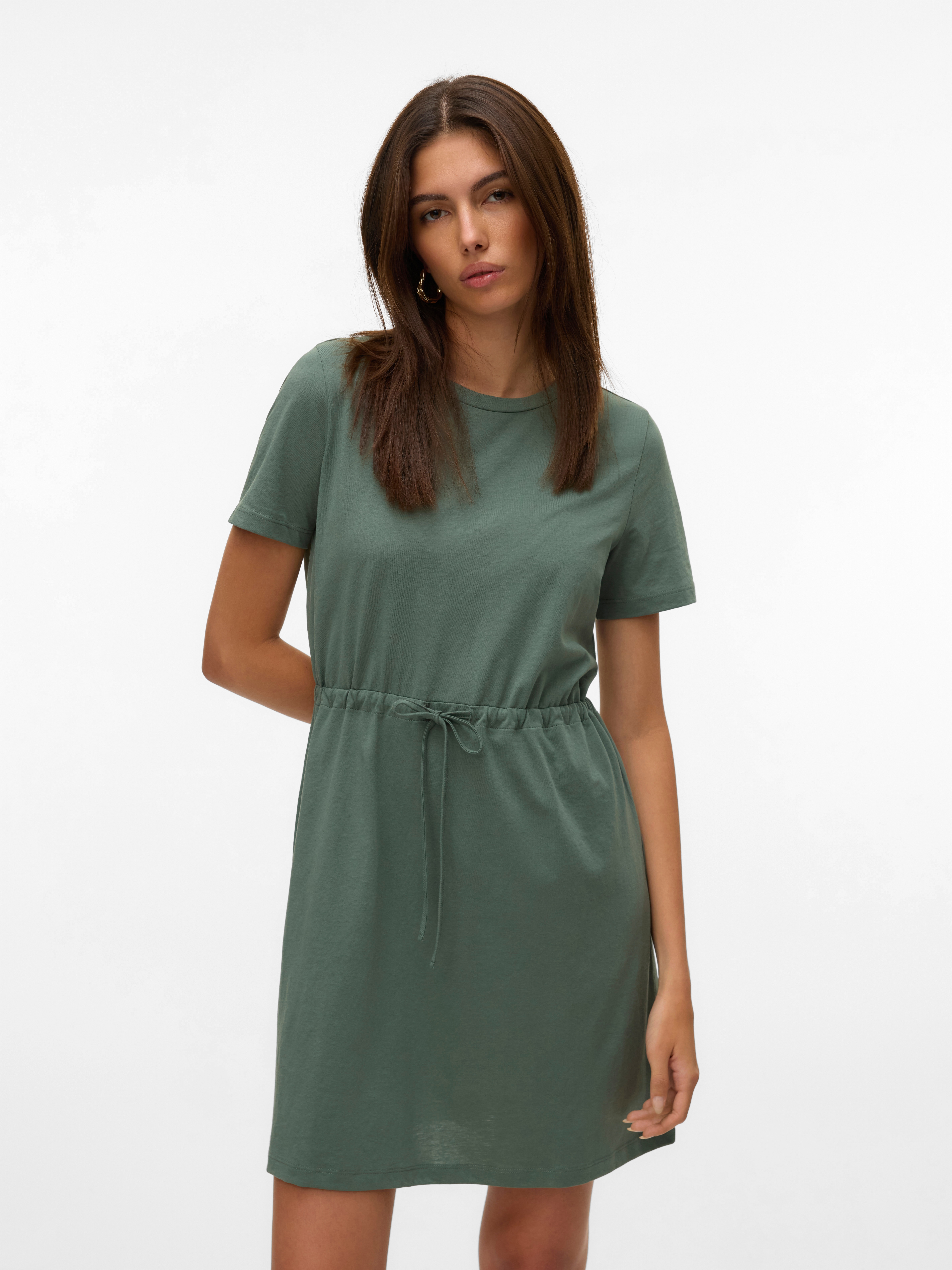 Shirtkleid VERO MODA "VMLUNA SS SHORT STRING DRESS JRS NOOS", Damen, Gr. L, N-Gr, grün (laurel wreath), Jersey, Obermaterial: 50% Baumwolle, 50% Polyester, unifarben, regular fit kurz, Rundhals, Kleider, Sommerkleid Image