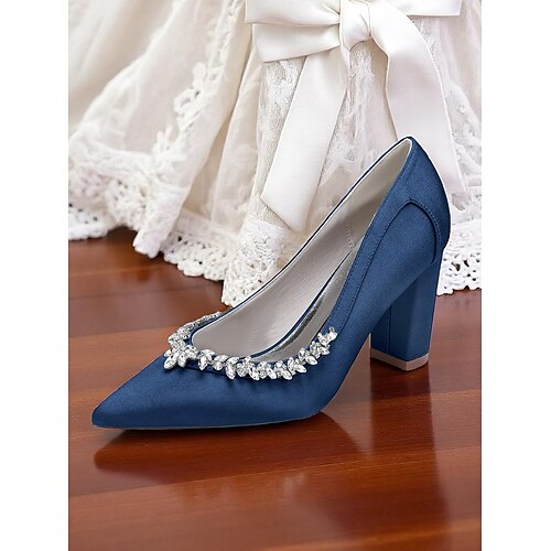 Champagnerfarbene Brautjungfernschuhe für Damen – elegante Pumps mit spitzer Zehenpartie und Blockabsatz, verziert mit Kristallen, perfekt für die Brautgesellschaft. Image