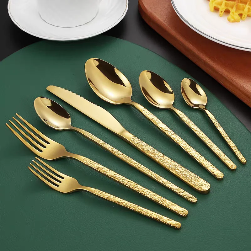 Gehämmertes goldenes Besteckset, Edelstahlgeschirr, Geschirr inklusive Gabeln, Löffel, Messer, hochglanzpoliert, spülmaschinenfest Image