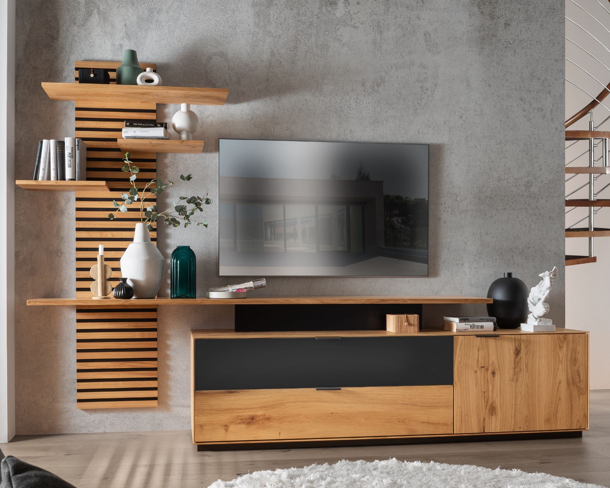 Massivholz »Lugano« Panel Wohnwand Hobelschlag Front / obere Schublade in Anthrazitglas Image