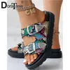 Brandneue Damen Plattform Sommer Folien Mode Schlangen adern Niet Schnalle Punk Wedges Damen Hausschuhe lässig Sandale Frau Schuhe