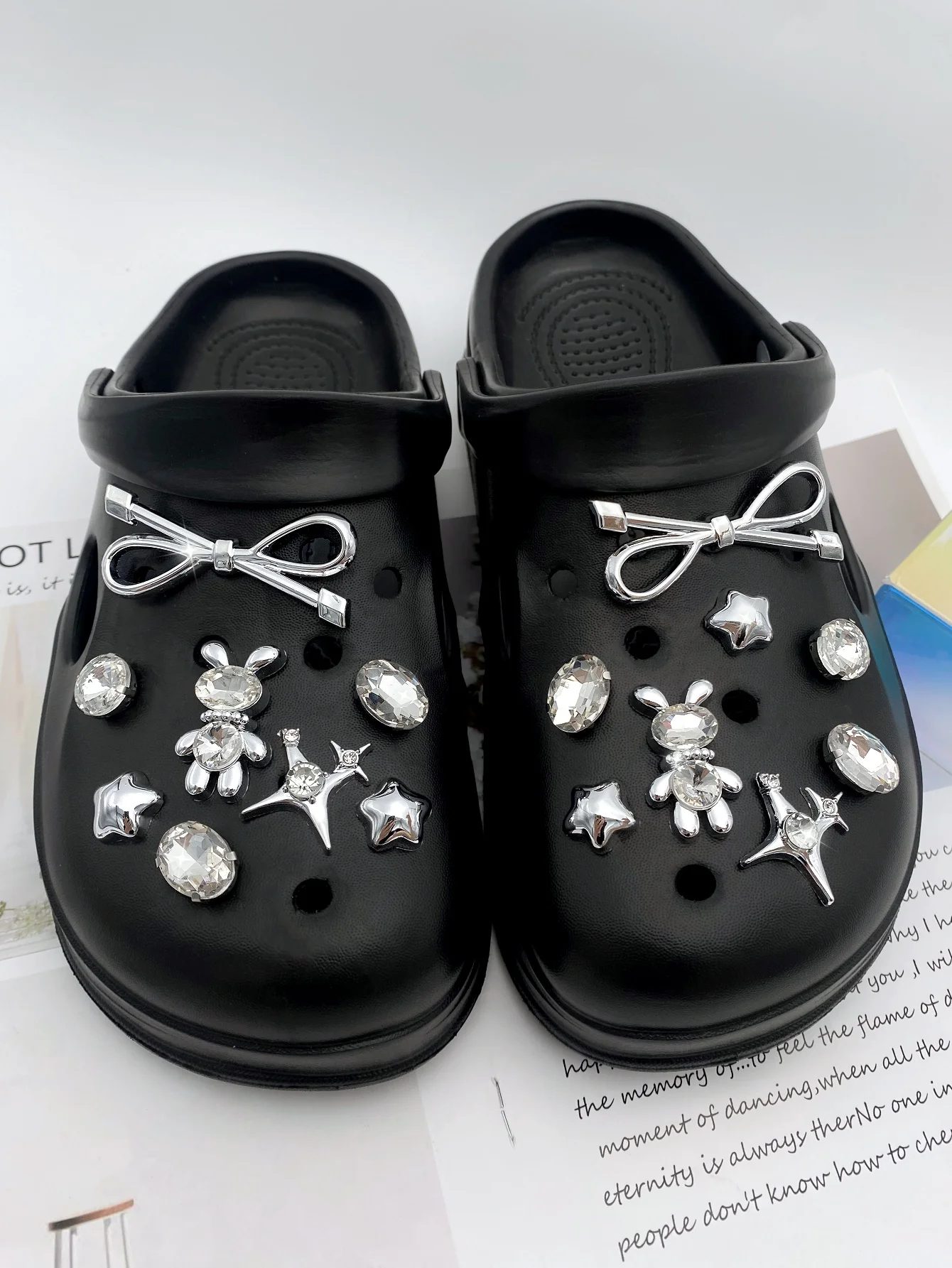 16-teilige silberne Schleife, fünfzackiger Stern, ABS-Kaninchen mit runden Diamanten, Punkt zum Bohren von vier Sternen-Schuhschnallen-DIY-Dekoration, Anzug Image