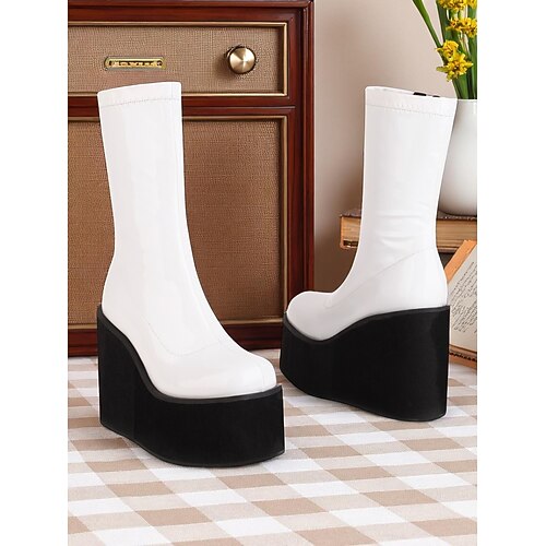 Rote Go-Go-Stiefel aus Lackleder im Stil der 80er-Jahre mit Plateausohle und Keilabsatz – glänzende Retro-Stiefeletten für Partys, Bühnenshows und Halloweenkostüme Image