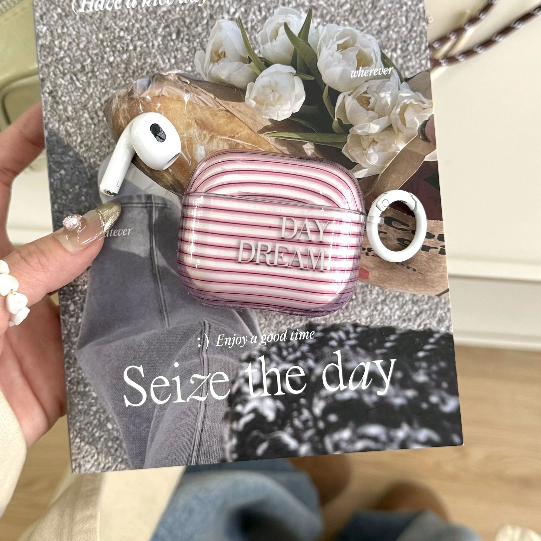 Schlichtes, stilvolles rosafarbenes Streifen-Kunstbuchstaben-Tag-Traummuster mit weißem Ring, Kopfhörer-Hülle für AirPods 1, 2, 3, 4, Pro, 2 Pro 3 Image