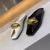 2025 neue Leder Elegante Temperament Metall Schnalle Fisch Mund Hausschuhe Modische Flache Schuhe Coole Hausschuhe Sommer Trend
