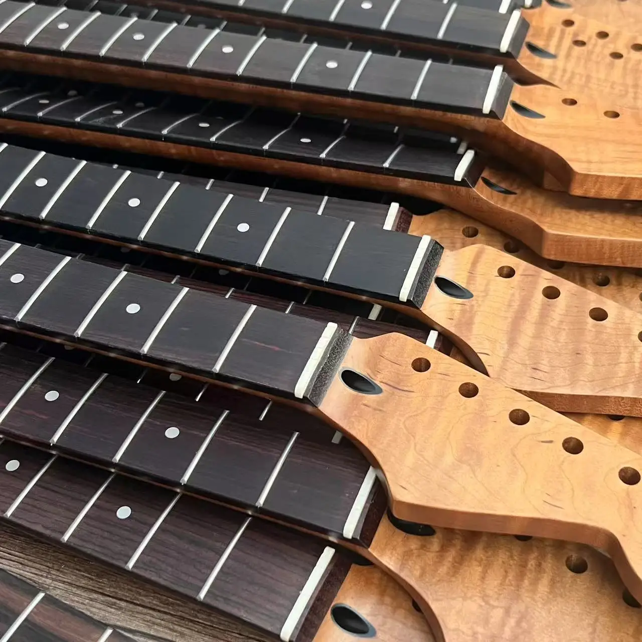 Gitarrenhals aus geflammtem Ahorn im ST-Stil, 22 Bünde – Griffbrett aus Palisander mit Bünden in Nickel-Silber Image