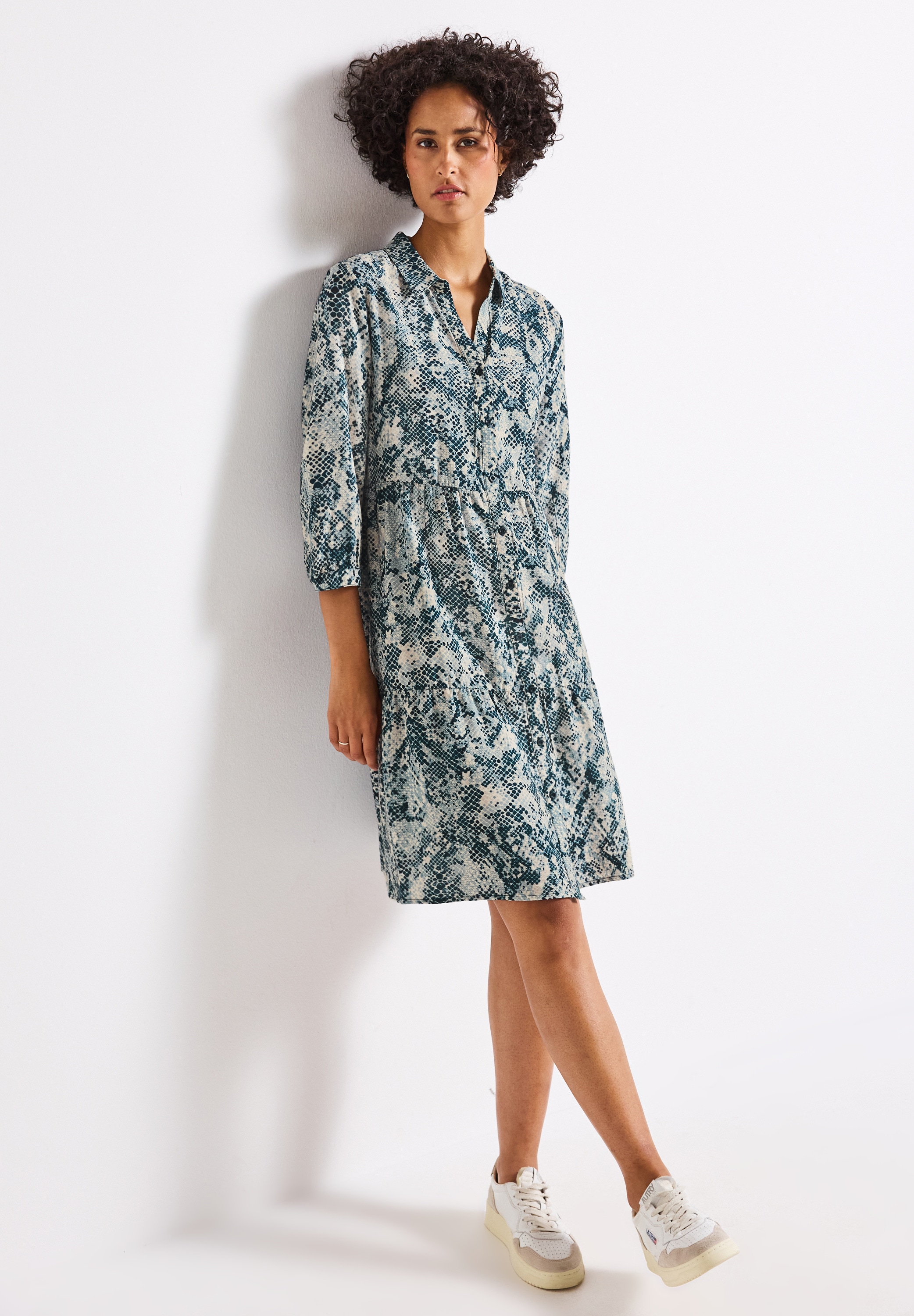 Tunikakleid STREET ONE, Damen, Gr. 40, N-Gr, blau (arona blau), Jersey, Obermaterial: 88% Viskose, 12% Polyamid, Snakeprint, lässig geschnitten knielang, V-Ausschnitt, Kleider, mit Snake Print und Volants