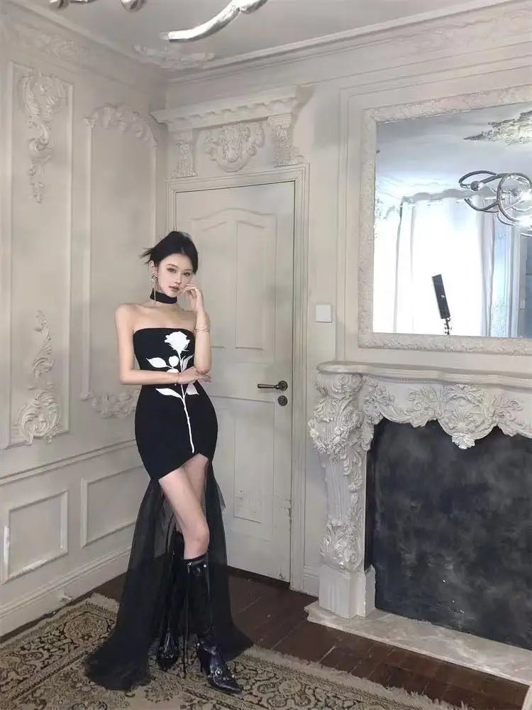 Neues trägerloses, ärmelloses Kleid aus gespleißtem Mesh, schlankmachender kurzer Rock mit geraffter Taille für Damen, körperbetonter Frühlings- und Sommerrock Image