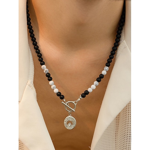 Herrenkette aus Natursteinperlen – schwarz-blaues Edelstein-Halsband mit Sonnen-Charm-Anhänger, Knebelverschluss für Boho- oder Party-Outfits Image