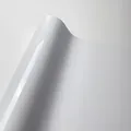 Pellicola avvolgente in vinile per auto bianco pianoforte lucido Adesivo per auto in PET Accessori auto senza aria Decorazione interna Vinile avvolgente bianco lucido