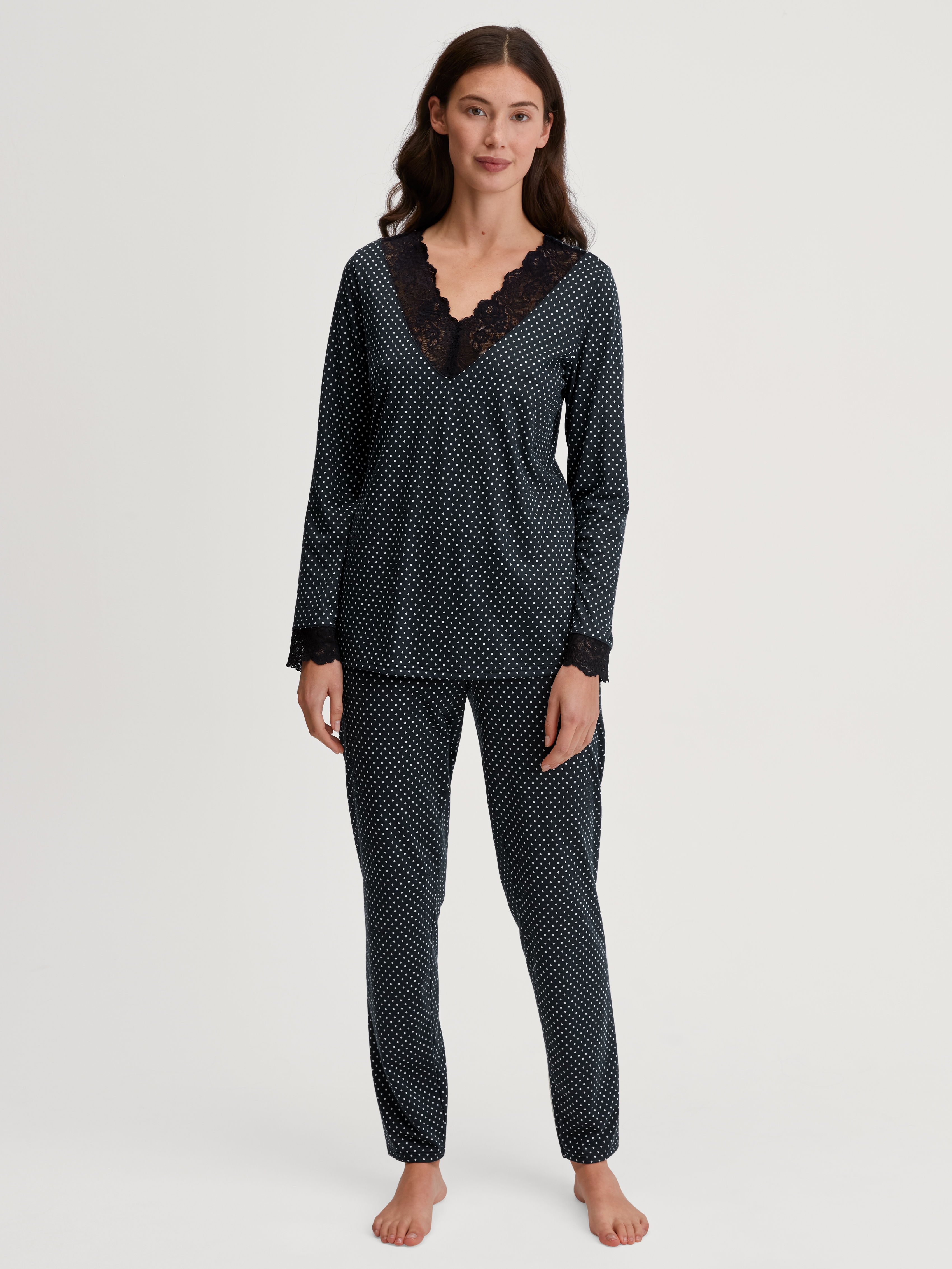 Schlafanzug CALIDA "Deep Dreams", Damen, Gr. L (48/50), schwarz, Single Jersey, Obermaterial: 50% Baumwolle, 50% Modal (TENCEL™), gepunktet, bequem lang, V-Ausschnitt, Spitzenkante, Homewear-Sets Schlafanzug, gepunktet, Spitze, V-Ausschnitt,...