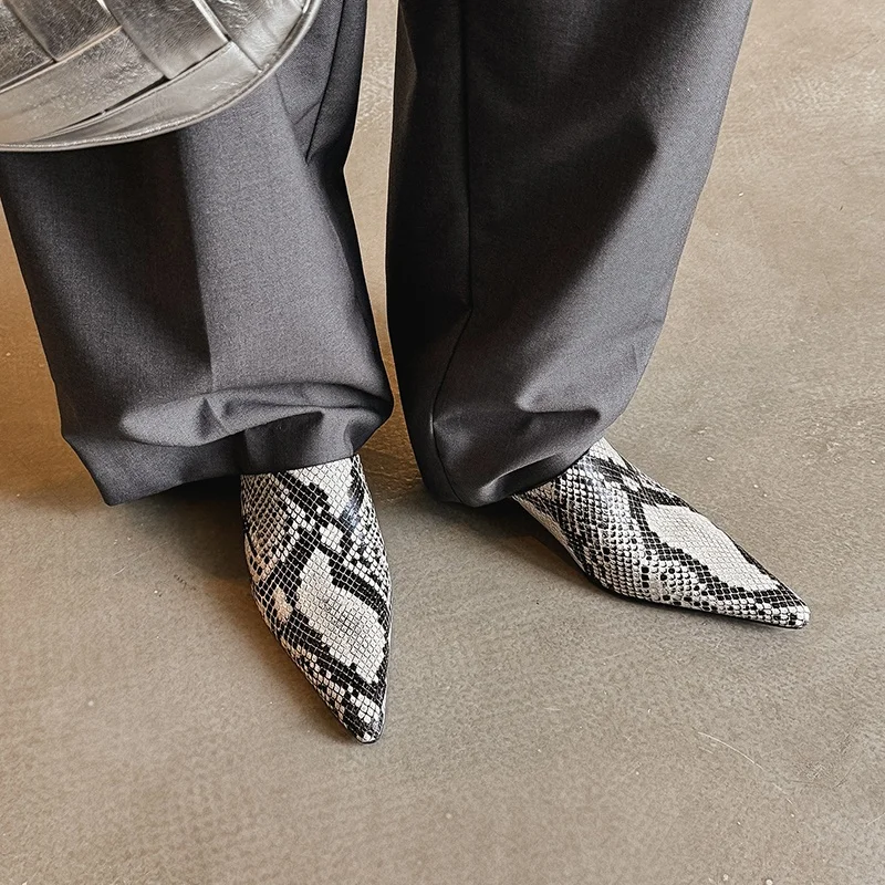 2025 neue Mueller Hausschuhe Aus Echtem Leder Frauen Schuhe Sexy Spitz Sommer Schuhe Damen Schlange Muster Schwarz Weiß Party Schuhe