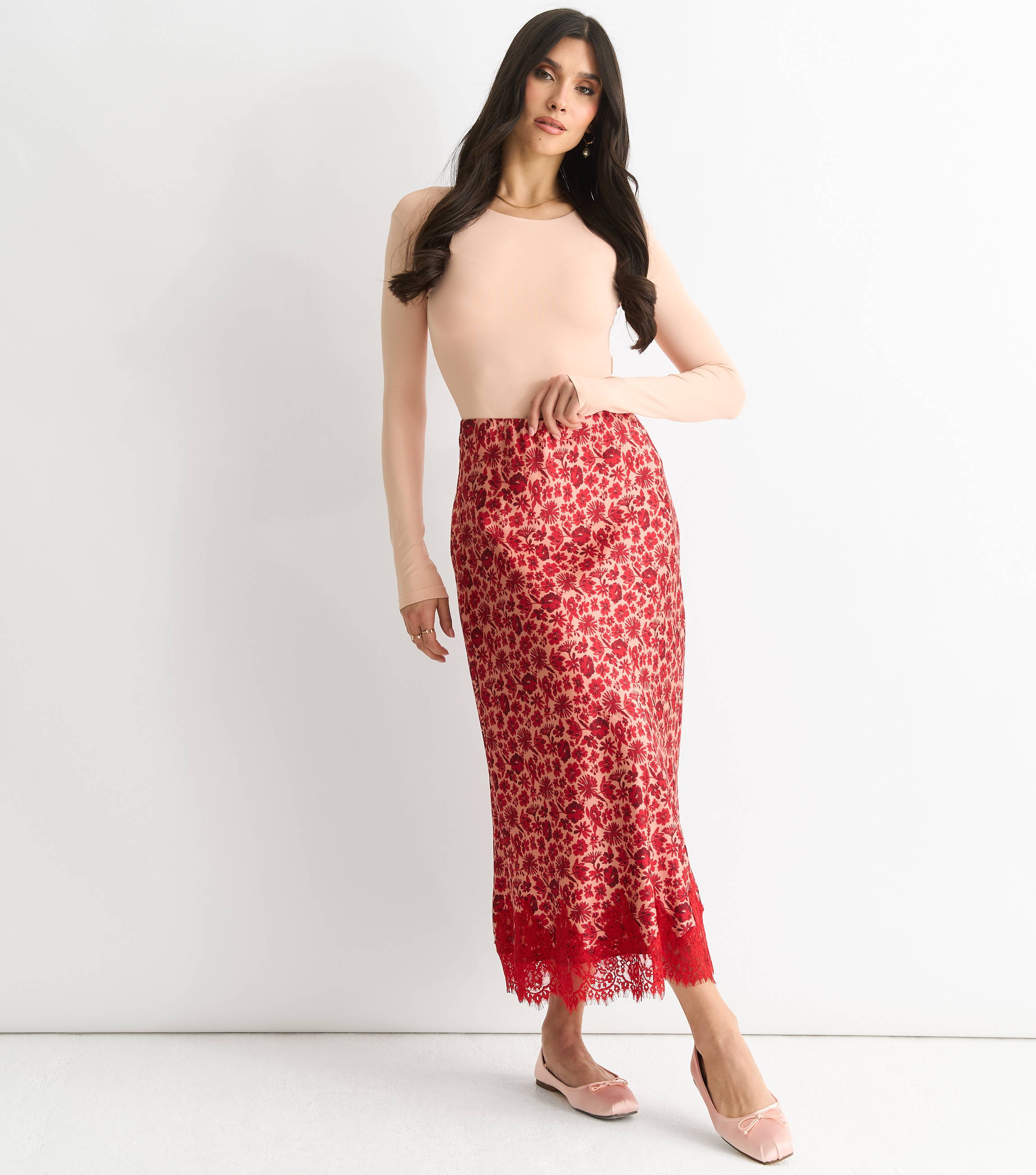 Roter geblümter Midirock mit Spitzenbesatz Image