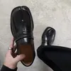 Neue Tabi Schuhe Loafer Männer Und Frauen Split Toe Wohnungen Casual Schuhe Frau Britischen Stil Dicke Sohle Patent Leder Schuhe Große Größe 45