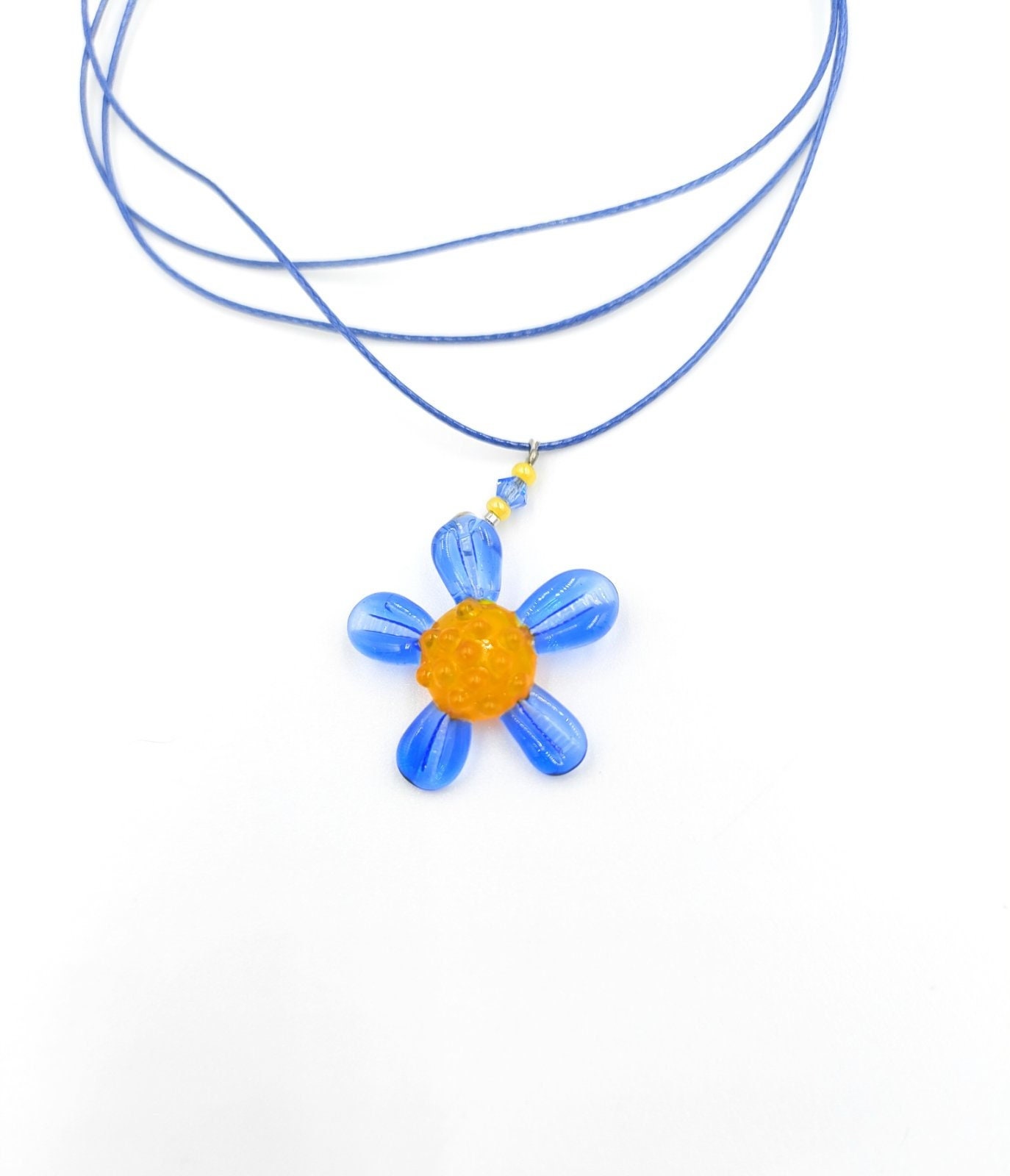 Collana con fiore di margherita blu in vetro / Collana con ciondolo a forma di fiore di camomilla blu e arancione in vetro / Ciondolo a forma di fiore