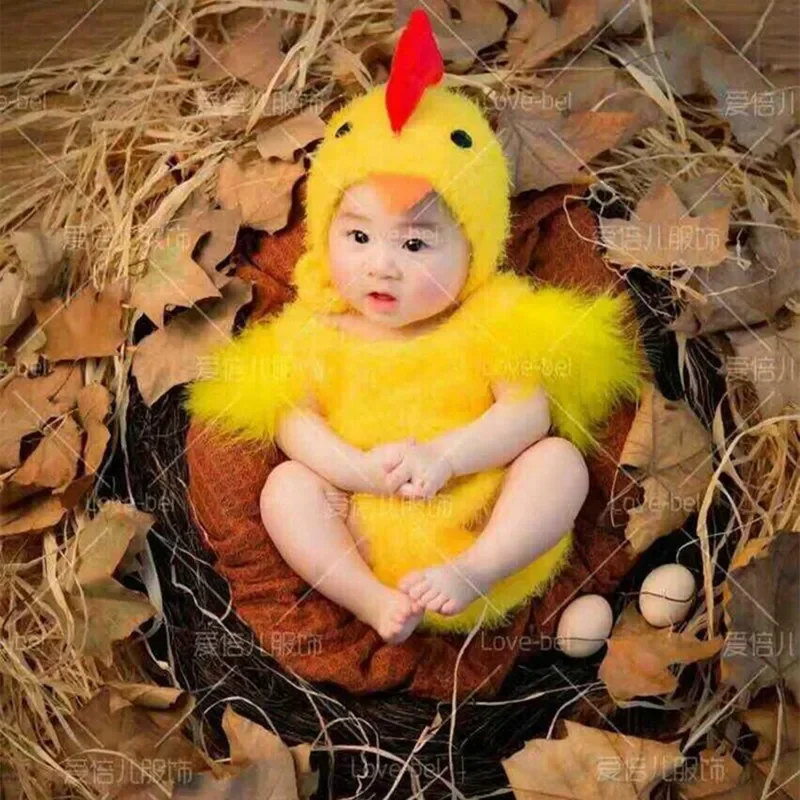 Kinderfotografie Kleidung Studio Thema Fotografie Huhn Requisiten Kleidung Baby 100 Tage alt Kreatives Studio Kunstfoto Image