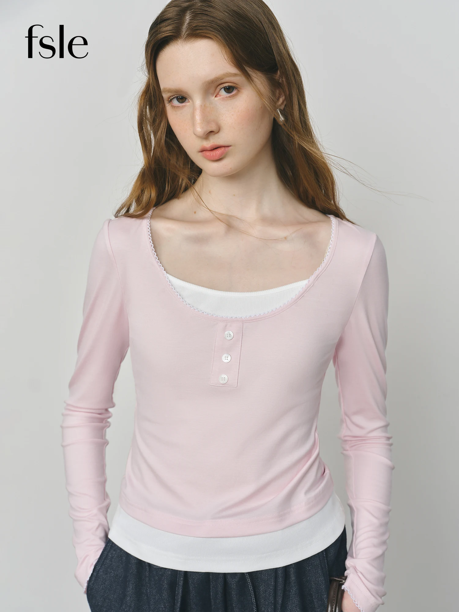 FSLE Herbst Elegante Kontrast Farbe Gefälschte 2-teiliges T-shirt Weibliche 2025 Herbst Neue Koreanische Stil Rosa Große U-ausschnitt mit Langen ärmeln Top