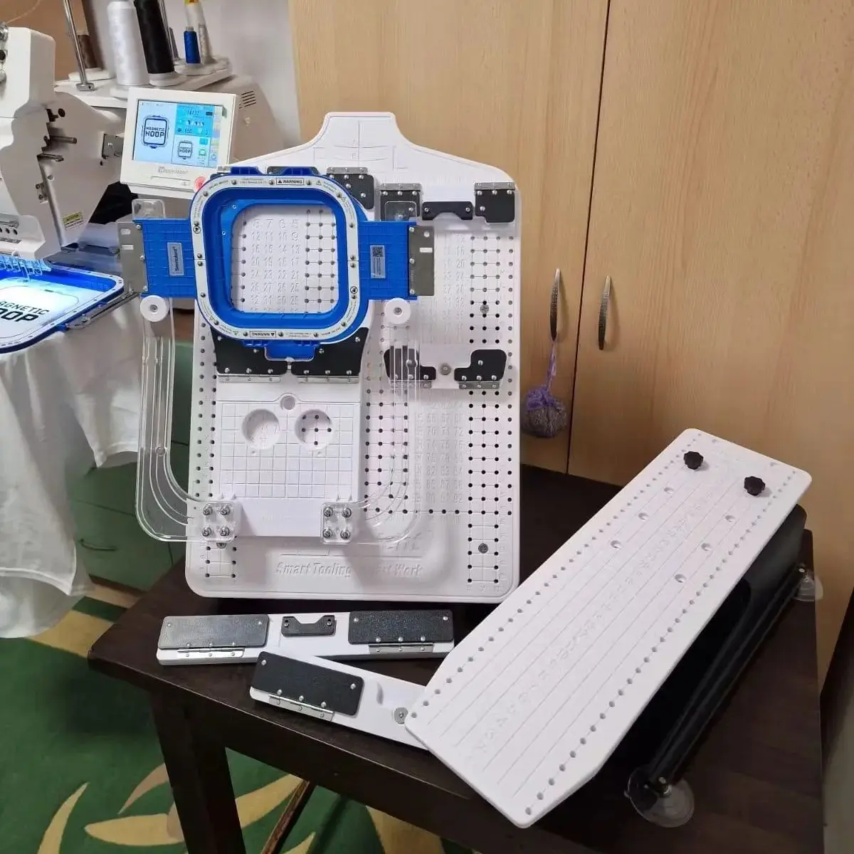 Brother Ricoma BAI Tajima Happyjapan etc. Maschinen Hoopmaster Hooping Station mit magnetischem Stickrahmen Mightyhoop Nähen Image