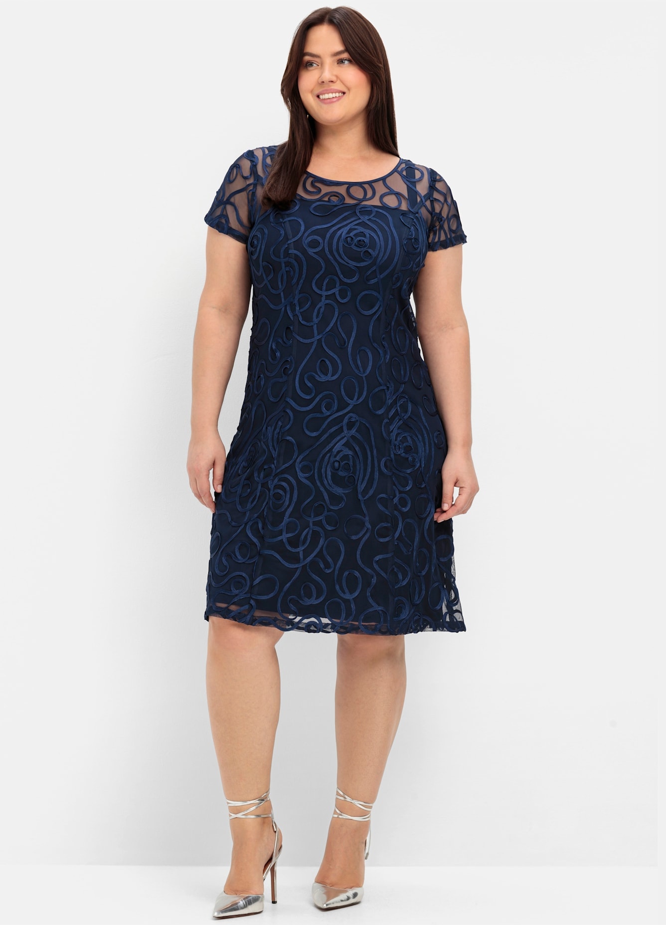 Spitzenkleid SHEEGO "Spitzenkleid", Damen, Gr. 46, Normalgrößen, blau (marine), 100% Polyamid, unifarben, knielang, Rundhals, Kleider Image