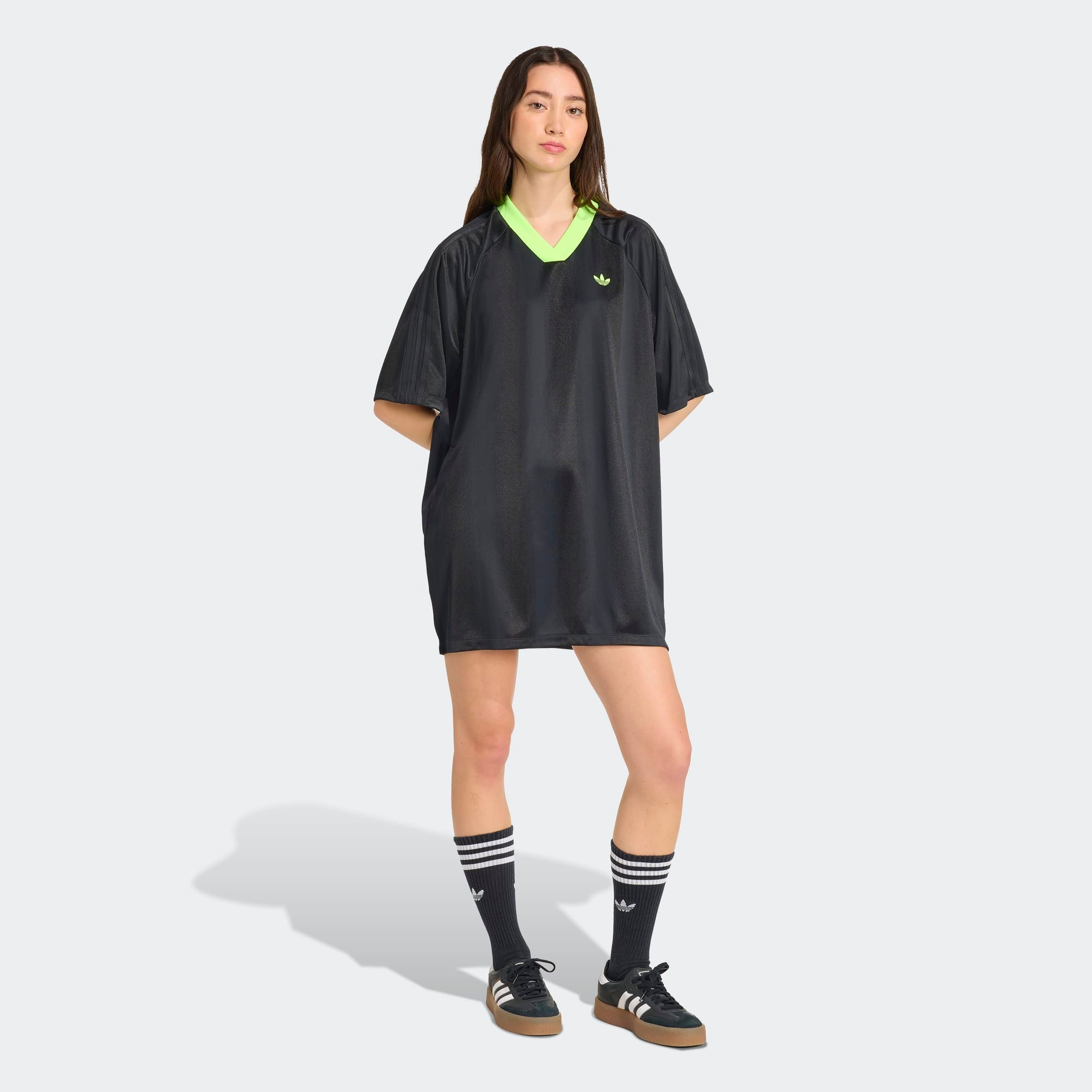 Shirtkleid ADIDAS ORIGINALS "JACQUARD DRESS", Damen, Gr. XS, N-Gr, grün (schwarz, signal grün), Obermaterial: 100% Polyester, Kleider Shirtkleid, sportlicher Stil, moderner 2000er-Vibe, aus Satin