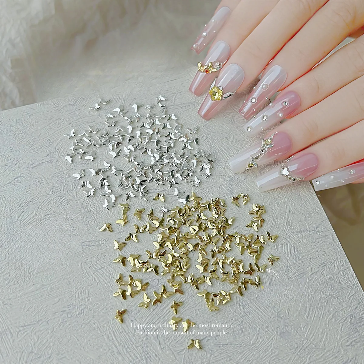 50 Stück zarte Schmetterlings-Nagelanhänger aus Metall – Gold und Silber, professionelle Nagelkunst-Dekorationen für Salon und Heimmaniküre