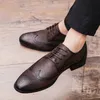 Größe 38-47 Männer Retro Brogue Lederschuhe Schwarz Braun American Lace-up Business Marke Lederschuhe Hochzeit Bankett Schuhe Männer