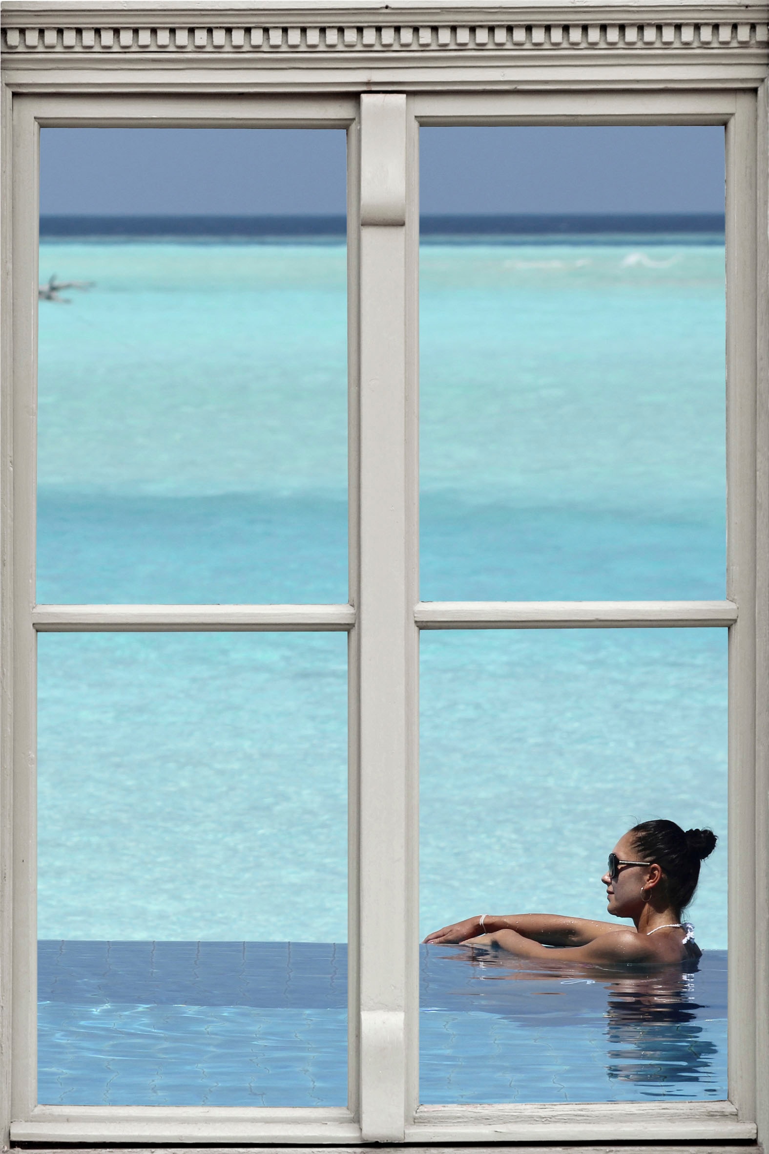 Wandsticker QUEENCE "Frau im Pool", blau, B:40cm H:60cm T:0,1cm, Wandtattoos, Wandsticker, Wandbild, selbstklebend, 3D, Fenster