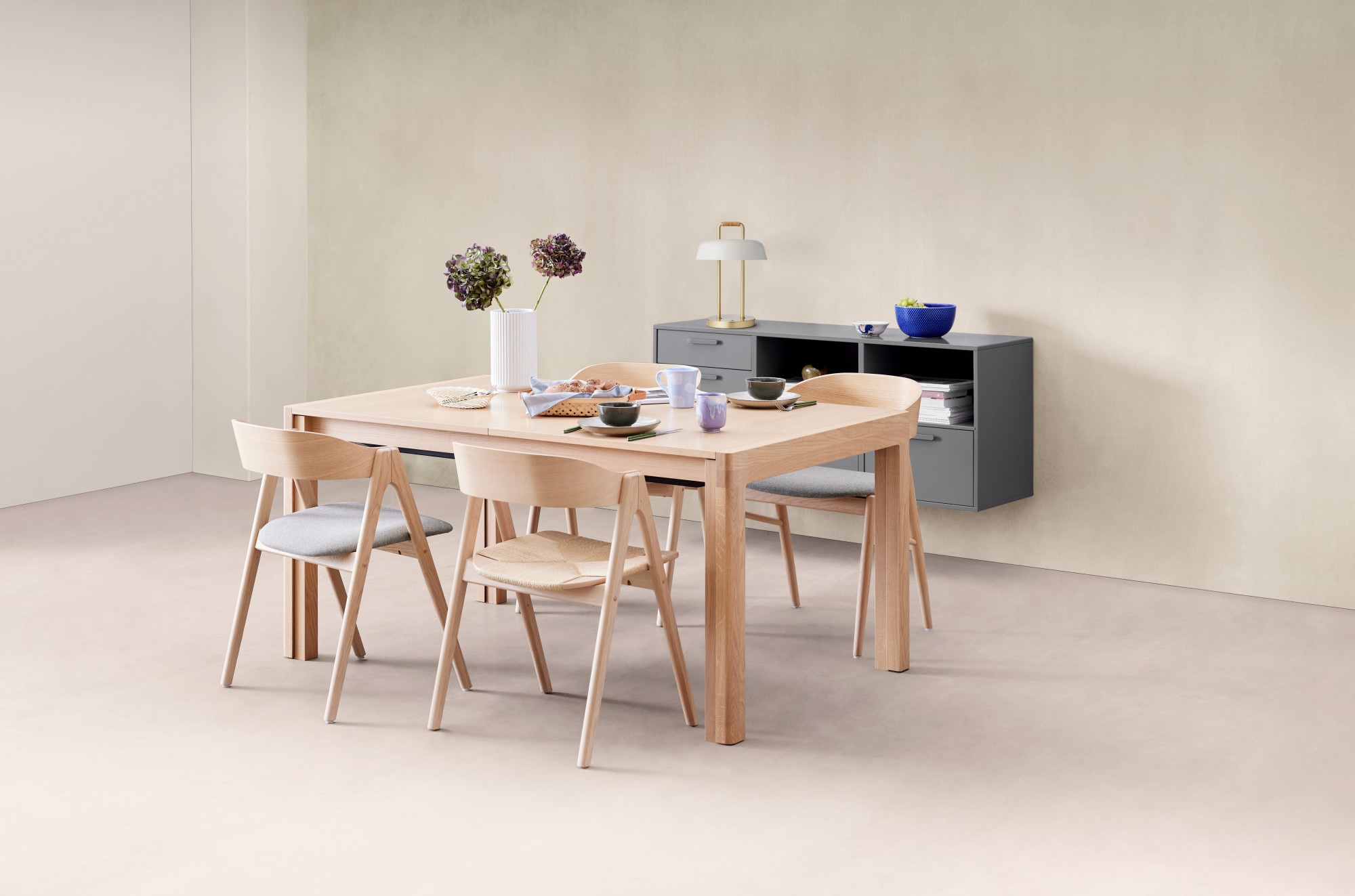Esstisch HAMMEL FURNITURE "Join by Hammel", beige (natur), B:374cm H:75cm, Tischplatte: Eichenfurnier, weiß pigmentierter Mattlack. Kanten aus massiver Eiche, weiß pigmentiert. Gestell: Eiche massiv, weiß pigmentiert, Tische, 220-541 cm, ausziehbar...
