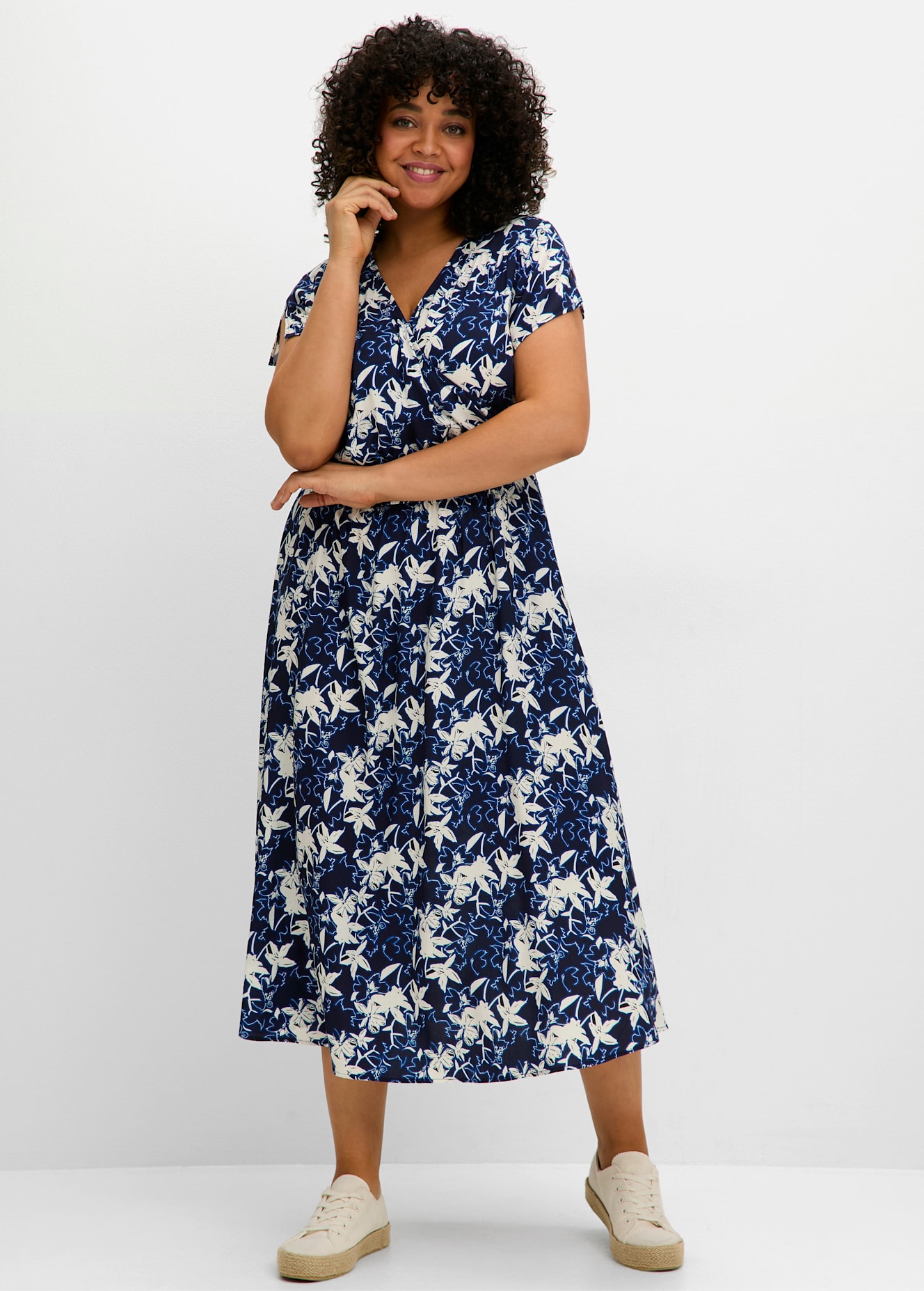 Druckkleid SHEEGO "Druckkleid", Damen, Gr. 56, Normalgrößen, blau (tiefblau, gemustert), 100% Viskose, geblümt, gemustert, lang, V-Ausschnitt, Kleider Image