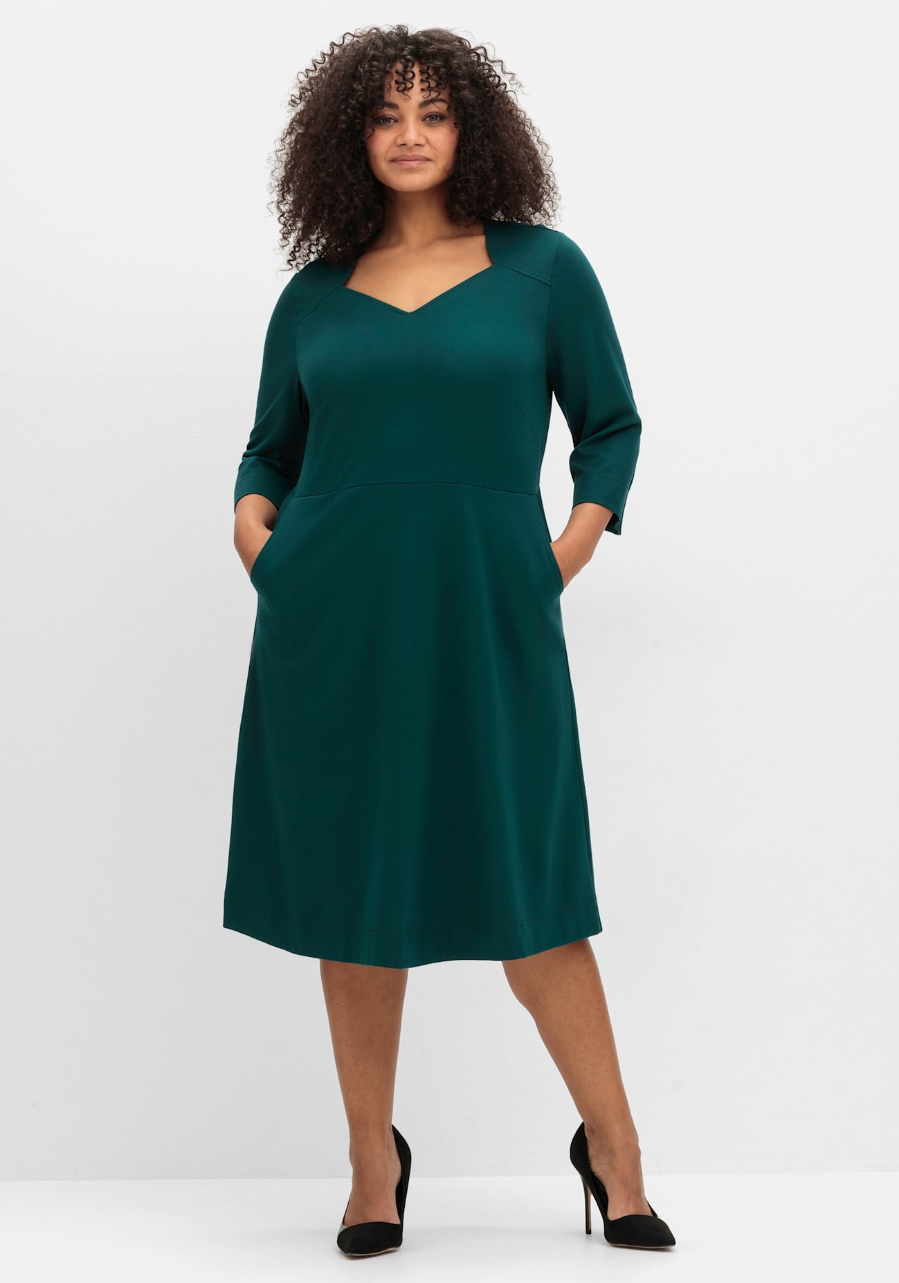 A-Linien-Kleid SHEEGO "Kleid", Damen, Gr. 56, Normalgrößen, blau (petrol), 70% Viskose, 26% Polyamid, 4% Elasthan, unifarben, knielang, herzförmiger Ausschnitt, Kleider Image