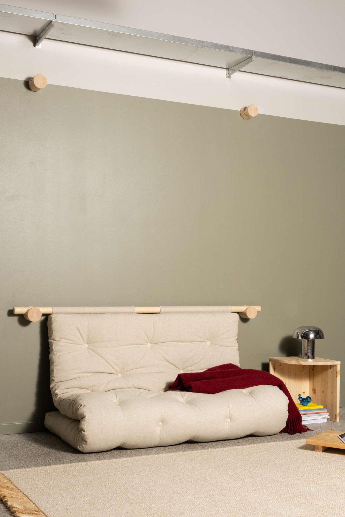 Schlafsofa KARUP DESIGN "Hooked Sofa Bed / Sleeper Chair – Sitz- oder Schlafplatz, platzsparend", grün (seaweed), B:135cm H:12cm T:200cm, Bezug: 100% Polyester, Sofas, Schlafsofa, Futonmatratze inkl. Halterungsset aus FSC-zertifiziertem Massivholz