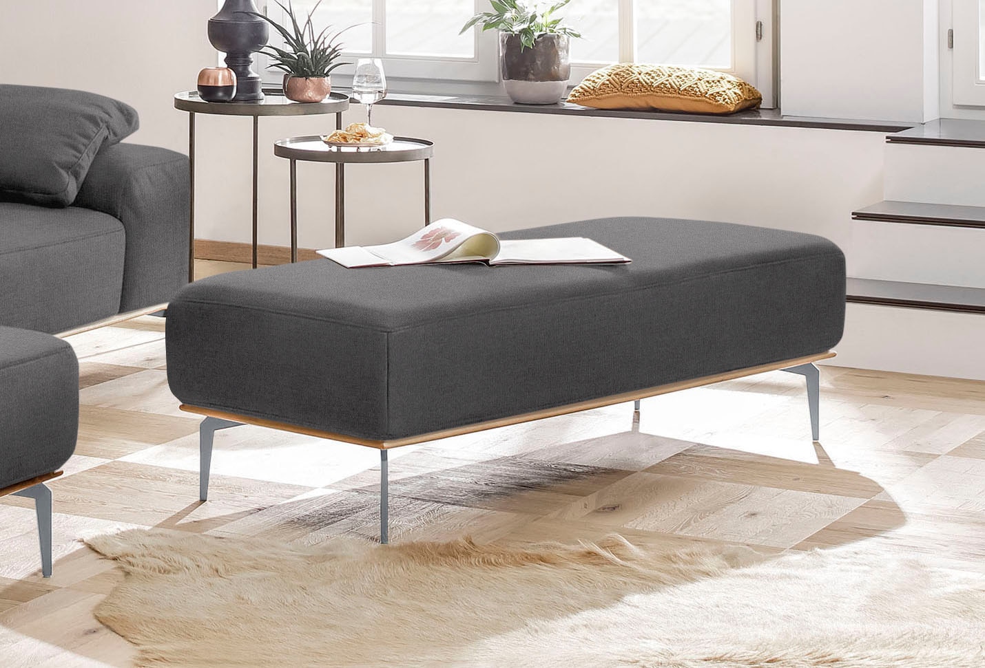 Polsterhocker W.SCHILLIG "run", grau (grau w82), B:150 H:46 T:60, Flachgewebe W82 Q2 (74% Polyacryl, 26% Polyester), Hocker, mit elegantem Holzsockel, Füße in Silber matt, Breite 150 cm Image