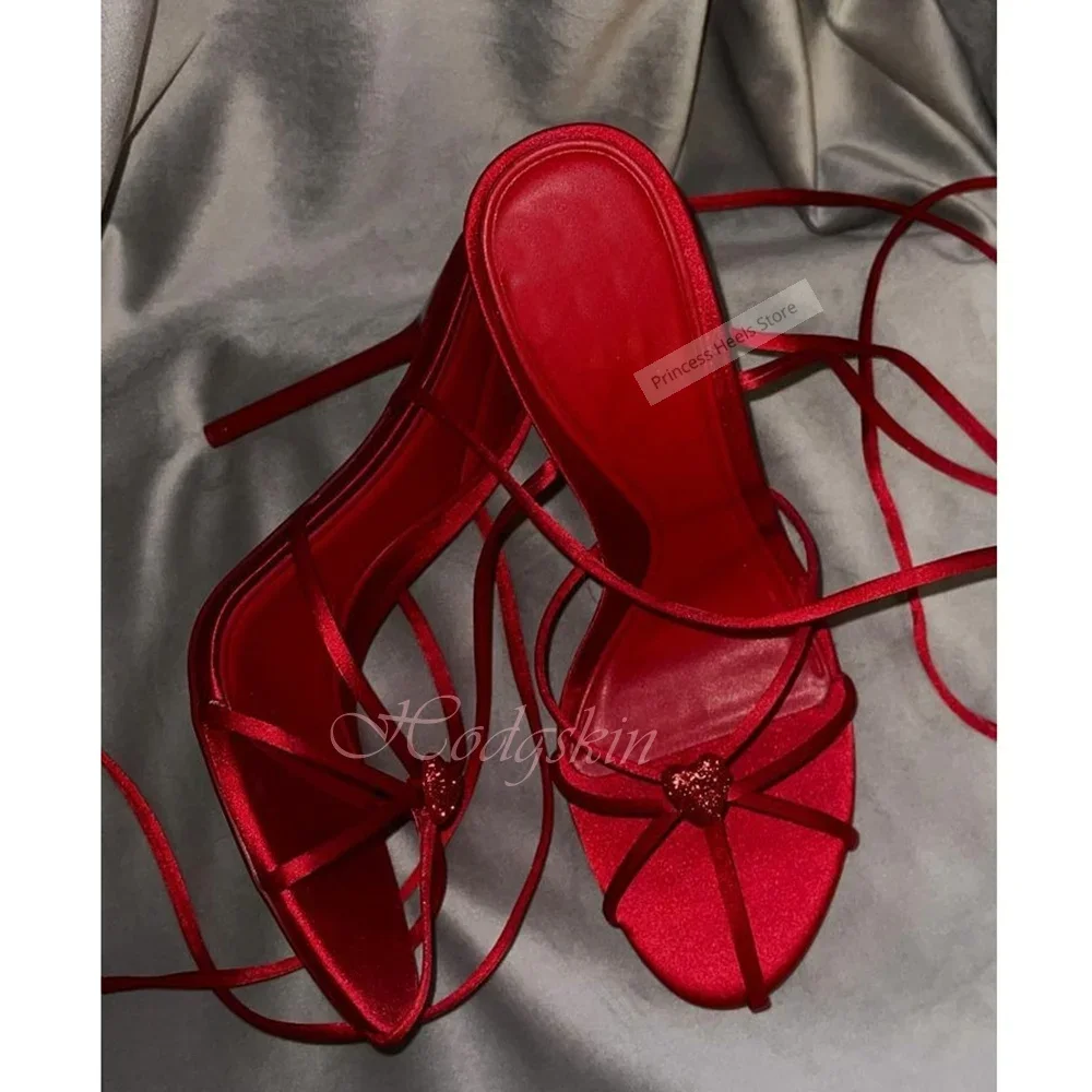 Rote Herz-Riemen-Sandalen, hohle runde Zehen, Schnürung, solide Stiletto-Absätze, Sandalen für Damen, sexy Schuhe, Sommer, Party, lässiger Designer