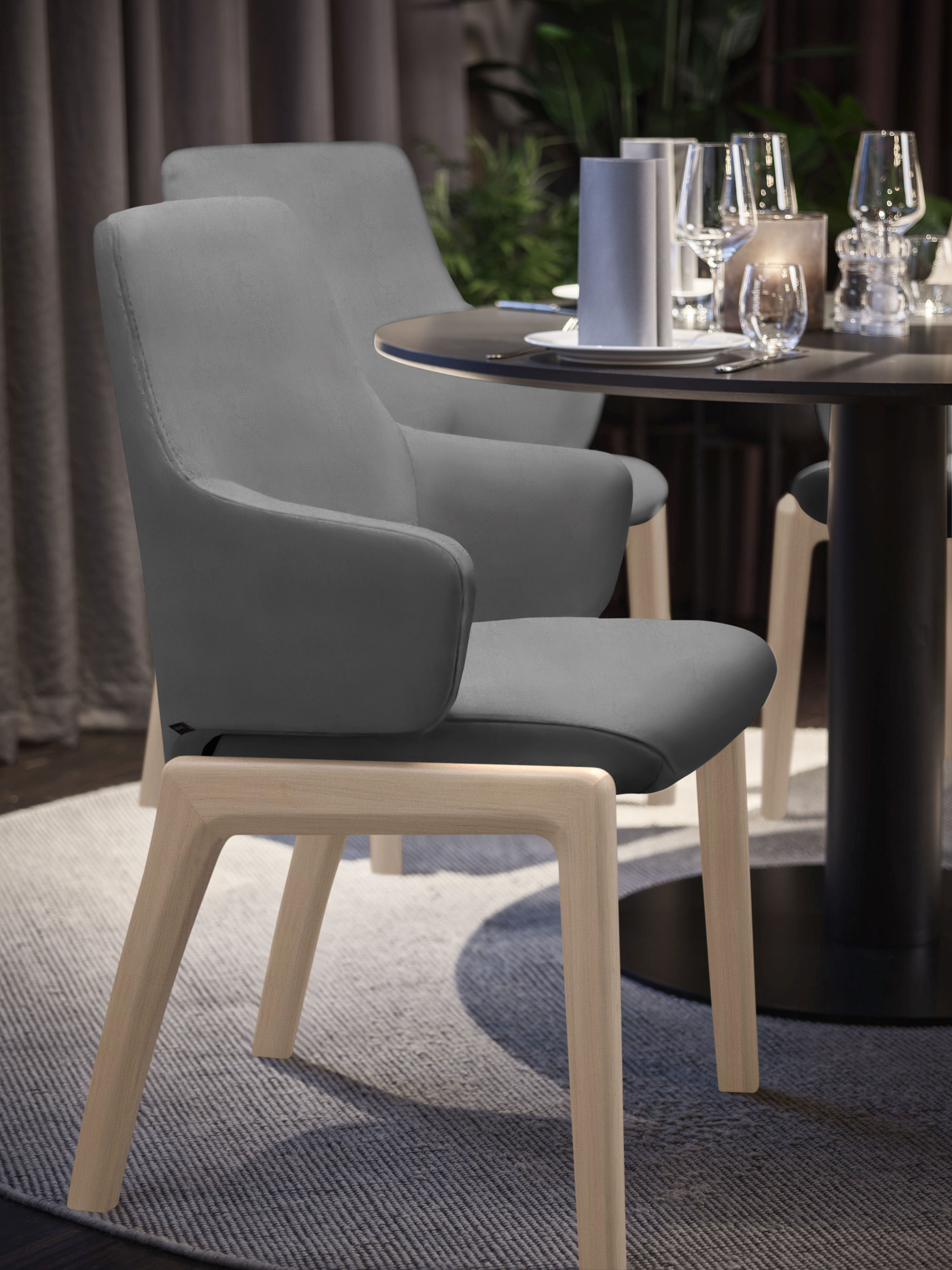 Polsterstuhl STRESSLESS "Laurel", grau (dunkelgrau dinamica, schwarz), B:58cm H:92cm T:59cm, Microfaser DINAMICA (88% Polyester, 12% Polyurethan), Stühle, Polsterstuhl, Low Back mit Armlehne, Größe L, mit abgerundeten Beinen in Schwarz