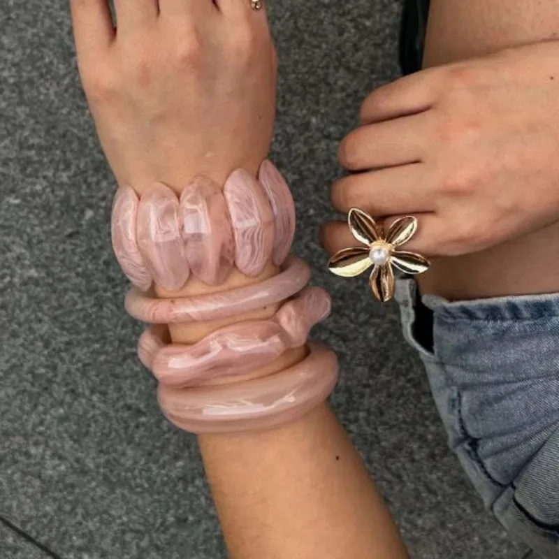 Rosa Farbe Punk Kpop Harz Acryl Verschmieren Armreifen Runde Oval Unregelmäßige Offene Manschette Armbänder für Frauen Coole Stapelbare Schmuck F