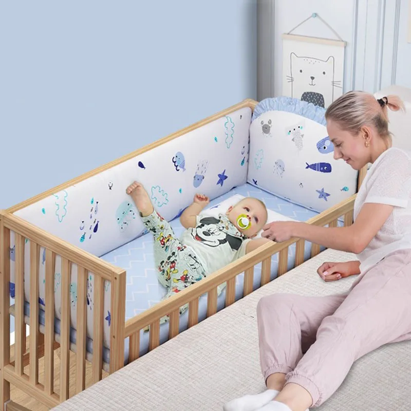 Babybett aus Holz für Kleinkinder, höhenverstellbares Kinderbett der 3. Klasse, kann mit Bett für Erwachsene kombiniert werden. Babyschlafbett aus Kiefernholz neben dem Kinderbett Image