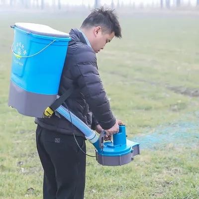 Electric Fertilizer Spreader Backpack-Style Agricultural Fertilizer Spreader Multifunctional Livestock Feeding M achine