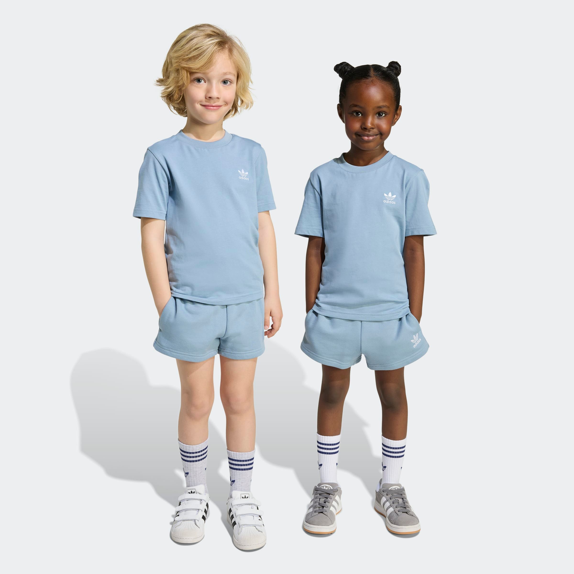 Trainingsanzug ADIDAS ORIGINALS "SHORT TEE SET", Kinder, Gr. 122, blau (tactile blau), Obermaterial: 100% Baumwolle, Sportanzüge Image