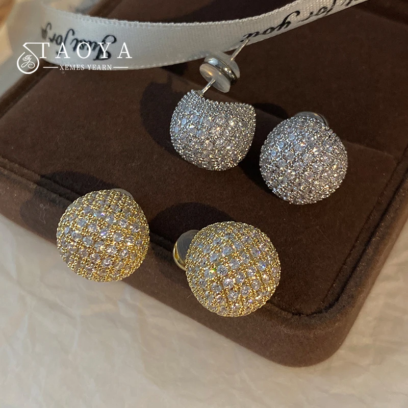 Leichte, luxuriöse, halbrunde Metallohrringe mit mikrosetem Zirkonia, ein funkelndes Schmuckzubehör, hübsch für Damen im Party-Stil Image